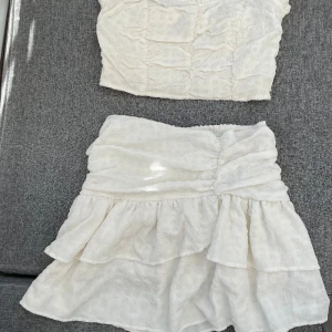 Kjol/topp-set!  - Superfin vit volangkjol i set med passande topp (finns axelband till den som ej syns på bild) 🙌🏼Storlek S båda delar  Även möjligt att köpa en del separat om man vill! Bara att skriva vid intresse 🤍🌟 