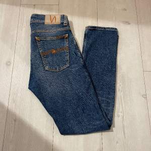 Tjena! Säljer nu dessa riktigt fräscha jeans från märket nudie i sjukt bra skick. Modell: Tilted Tor, Passform: Slim-fit. Modellen på bilden är 170cm och väger 65kg ( brukar ha på sig 31/32)Hör av er vid minsta lilla fundering🙌🏼