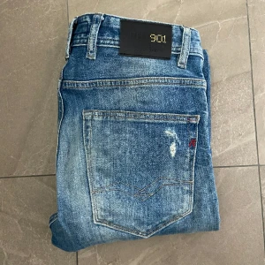 Replay jeans - Tja! Säljer nu dessa snygga replay jeans. |storlek: W28 L32|skick 7/10(!slitningar förekommer med modellen på byxorna!)|nypris ca:1400kr vårt pris:249kr| Hör gärna av er vid funderingar, Mvh!👖