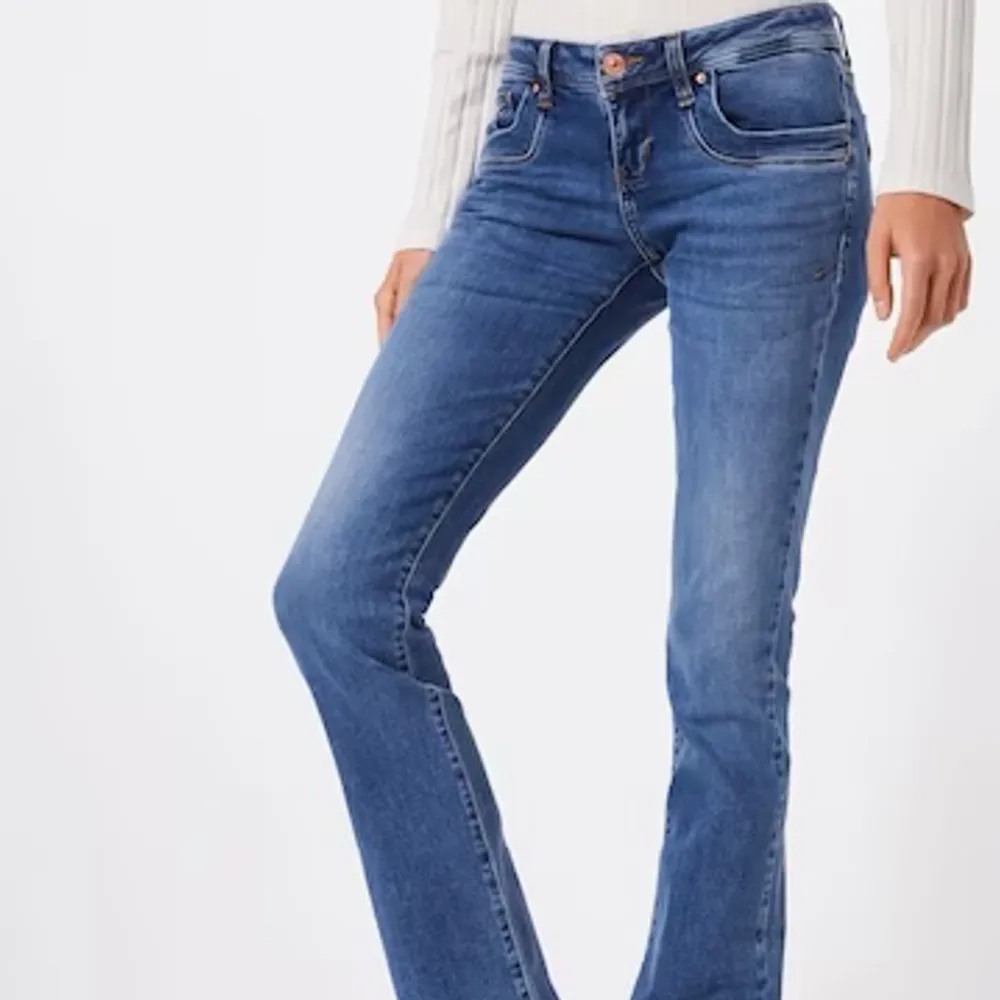 Säljer nu dessa HELT SLUTSÅLDA Jeansen från LTB i modellen valerie🥰 LÅGMIDJADE🤩🤩I nytt skick!! Nypris 920kr går inte att få tag på någonstans!! Först till kvarn💕. Jeans & Byxor.