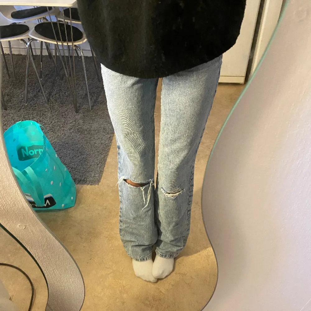 Ljusblå jeans med hål på knäna. Jeans & Byxor.