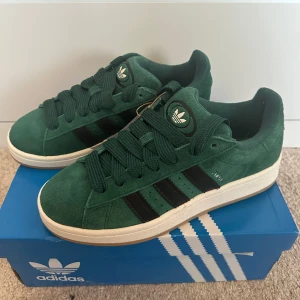 Adidas campus 00 green - Super snygga campus 00s i collegiate green black🤩 helt oanvända🙌🏻 svåra att få tag på:)