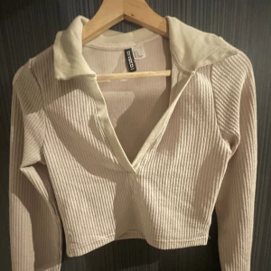 Crewneck tröja v ringad - Aldrig använd☺️ Pris kan diskuteras 💓