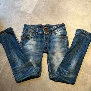 Jag har ett par LTB jeans i storlek 25 till försäljning. De är lågmidjade och riktigt snygga!💓 - Dom är i bra skick, köpte ungefär 1 år sedan!💕 Men passar tyvärr inte längre. Dom är också lite för slim för min smak💗 pris kan diskuteras!!