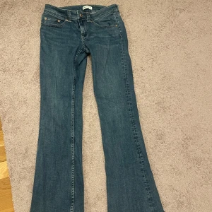 Gina Y2K Low flare jeans  - Dom populär jeansen från TikTok som fanns hos Gina. Jeansen är endast använda 1-2 gånger då dom är förstora. Original pris 500kr (Går att pruta vid snabbt köp)🩷🩷