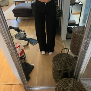 Byxor - Bra sick, rakpassform, använd fåtal gånger, från junkyard  Bra i längden för mig och jag är 163