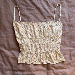 Topp - Jette fin kort topp från H&M som ja säljer pgrund av att den inte kommer till nån användning. Den har inga synliga defekter💕 Skriv privat om ni har frågor⭐️