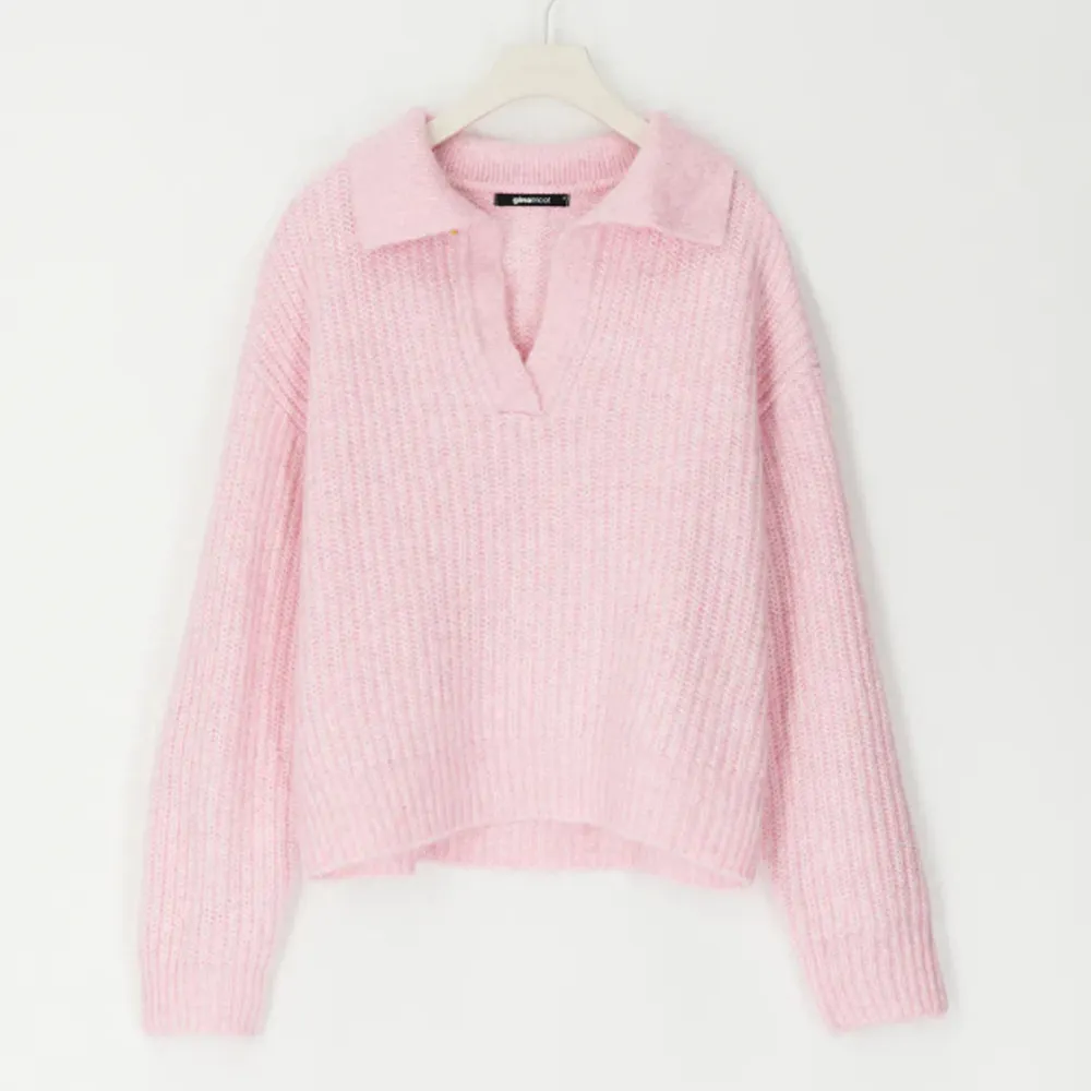 Säljer denna söta stickade tröjan från Gina. Köpte för 299kr, säljer för 200kr. Har inte använt den så mycket så den är i bra skick.💕. Stickat.