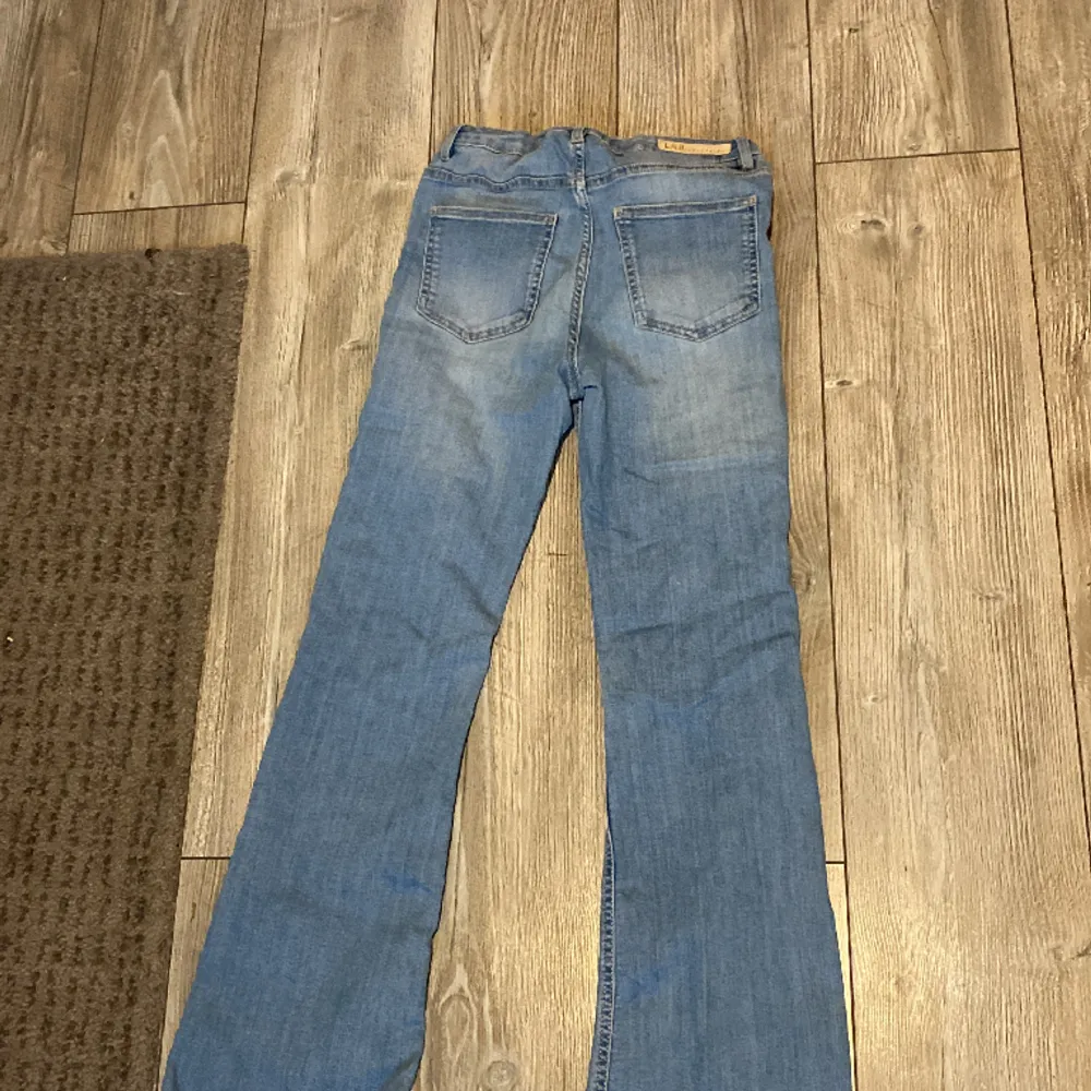 Säljer ett par jätte fina jeans, nästan oanvända då de är för små för mig och är i bra skick🥰(köparen står för frakten). Jeans & Byxor.