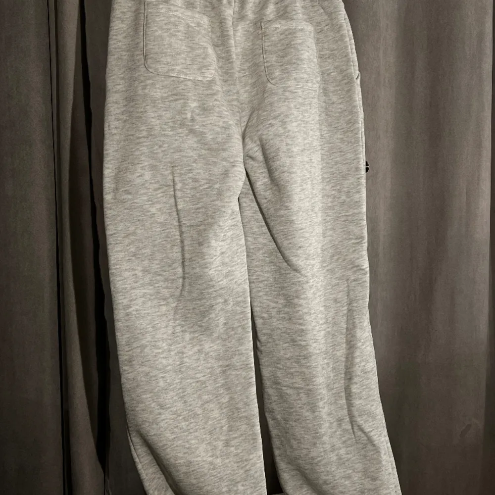 Ett par grå mjukis från Lager 157, som knappast använts. Storlek S. Jeans & Byxor.