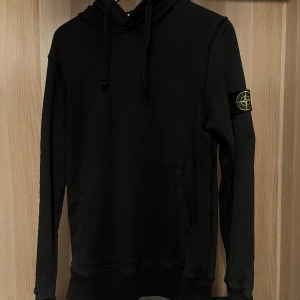 Stone island hoodie - Fet Stone island hoodie i svart och storlek M. Köpt på NK i Stockholm men hittar tyvärr inte kvitot. Självklart äkta men tveka inte på att skriva vid funderingar.