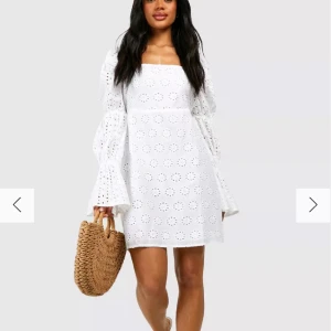 Student klänning. - Säljer denna superfina studentklänning från Boohoo. Helt ny och oanvänd, eftersom jag hittade en annan!  Köpt på 540kr, säljes för 200kr (frakten är redan inkluderad.) Kom privat för fler bilder! 🤍🤍🤍 pris kan diskuteras