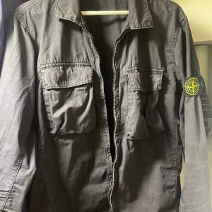 Stone Island jacka storlek L, nypris 3500. För flera bilder hör av dig! Pris kan diskuteras.