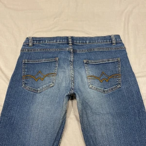 lågmidjade bootcut jeans med snygga detaljer💕 - från gamla H&M! midja 41 cm plus stretch o innerben 78 cm ja e 170 för referens💕