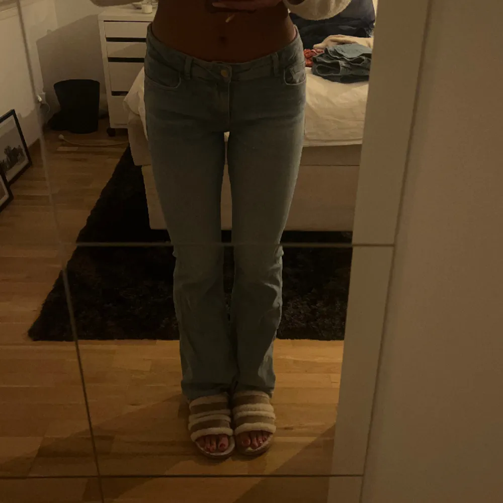 Jeansen är i bra skick, inga tecken på användning. Byxorna är lite stora på mig så bilderna är inte helt rättvisa 🌸 Jag är 167,5cm . Jeans & Byxor.