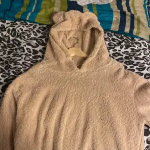 Säljer min Teddy hoodie då jag inte använt den sens jag köpte den. Jätte mysig men tyvärr för liten för mig.