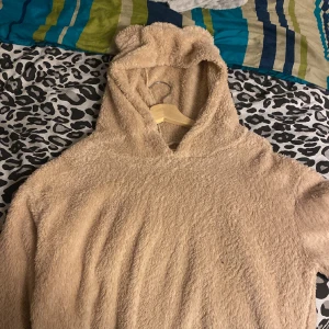 Teddy hoodie - Säljer min Teddy hoodie då jag inte använt den sens jag köpte den. Jätte mysig men tyvärr för liten för mig.