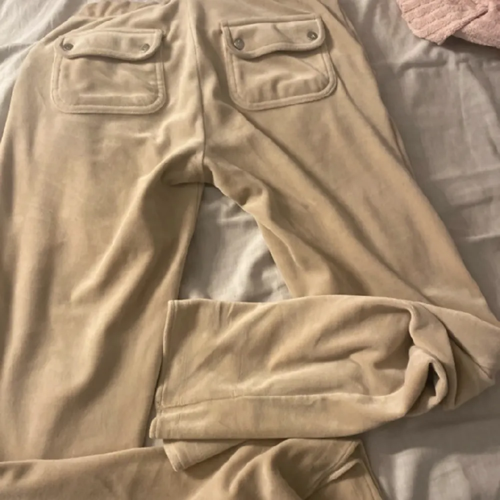 Beige nya juicy couture byxor utan snöre Inga slitage  Säljer för är it nöjd med färgen  passar  också väldigt bra till xs. Jeans & Byxor.