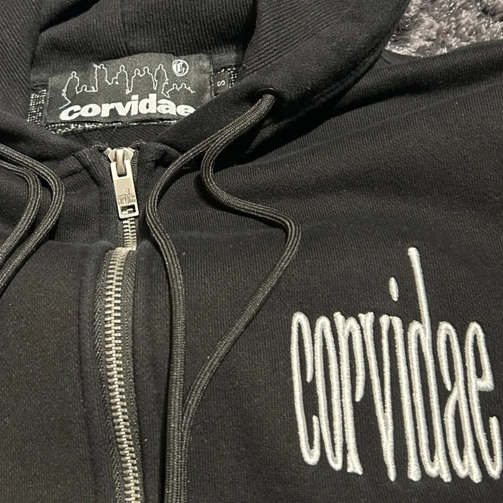 Corvidae hoodie, size S Sitter ganska cropped, passar perfekt på mig som är 170 Finns inte kvar å köpa hos corvidae. Hoodies.