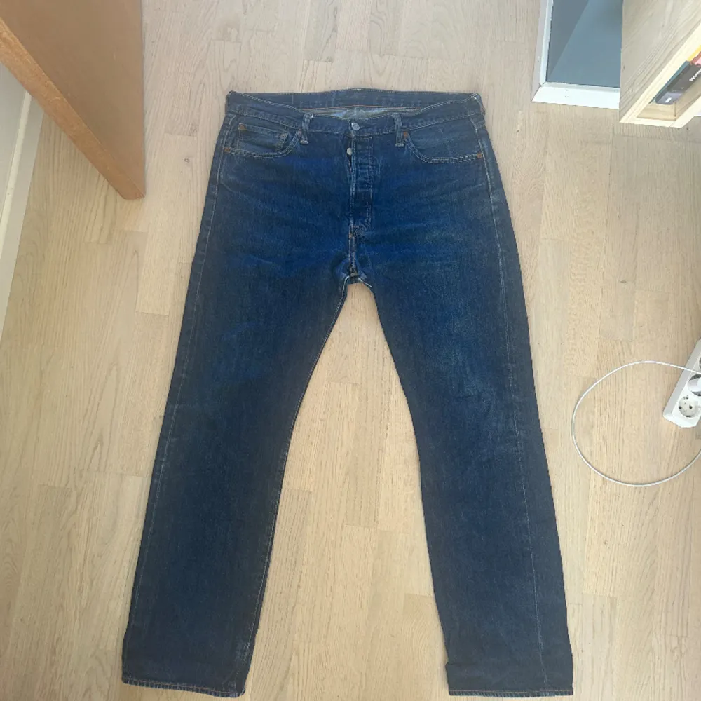 Snygga vintage Levis jeans som är i bra skick och passar på både män och kvinnor i storlek W36 L32. Jeans & Byxor.