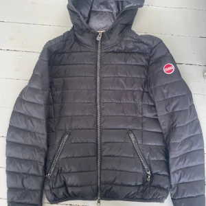 Dunjacka från Colmar - Svart dunjacka ifrån Colmar. Italiensk strl 42 vilket är strl 36/38. Använd måttligt så i väldigt fint skick! Aningen rostig på dragskedjorna men annars topp! Hör av dig för fler bilder☺️