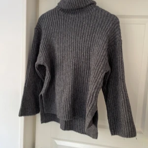 Stickad polotröja  - En tröja ifrån Gina tricot, väldigt skönt o mysig! 