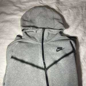 Nike tech fleece - Stolek M bra skick färg grå 