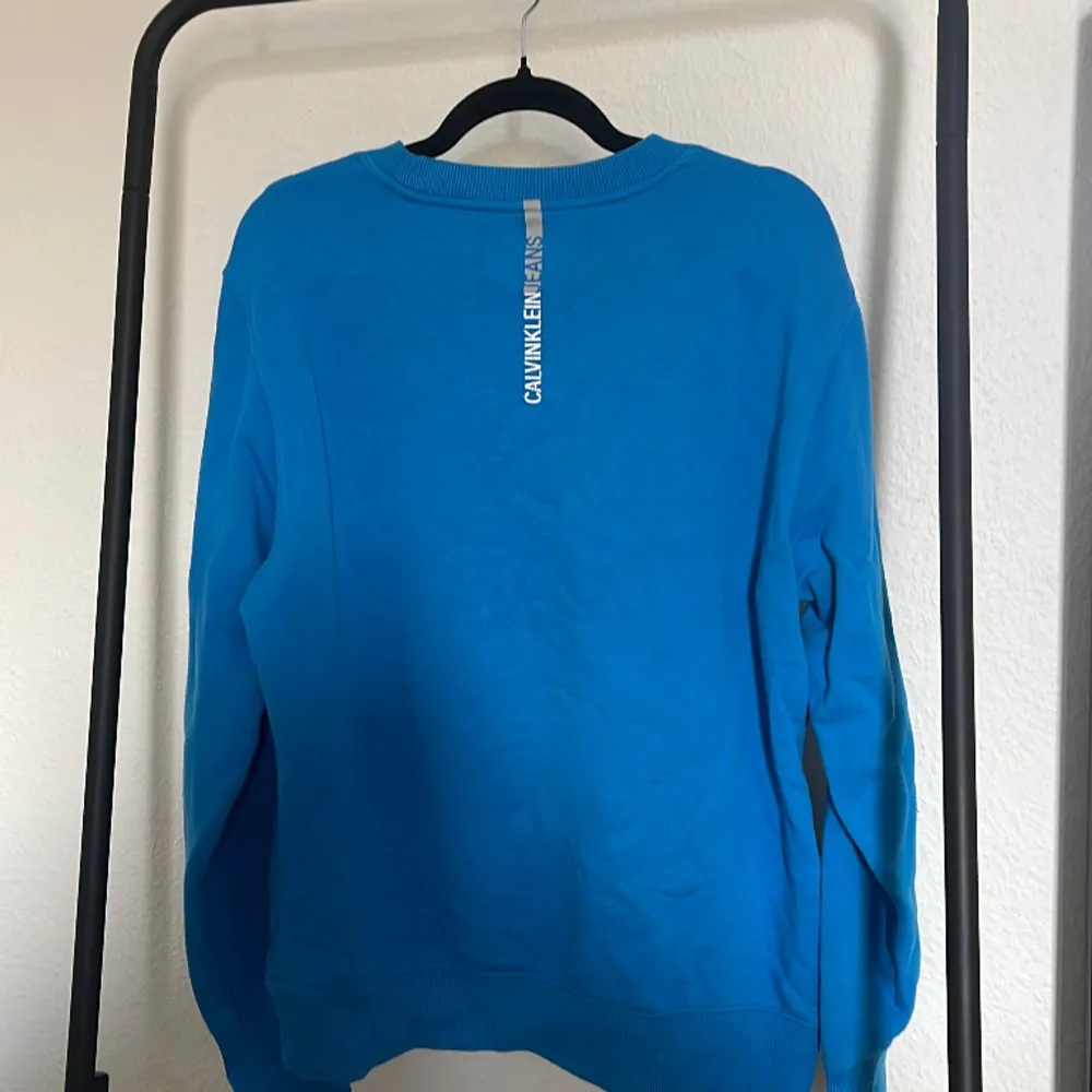 Snygg Calvin klein sweatshirt använd fåtal gånger nypris 999kr köpt på design only. . Hoodies.