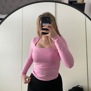 Rosa topp  - Rosa topp från vero moda. Nypris 250kr. Oanvänd💗 ANVÄND KÖP NU