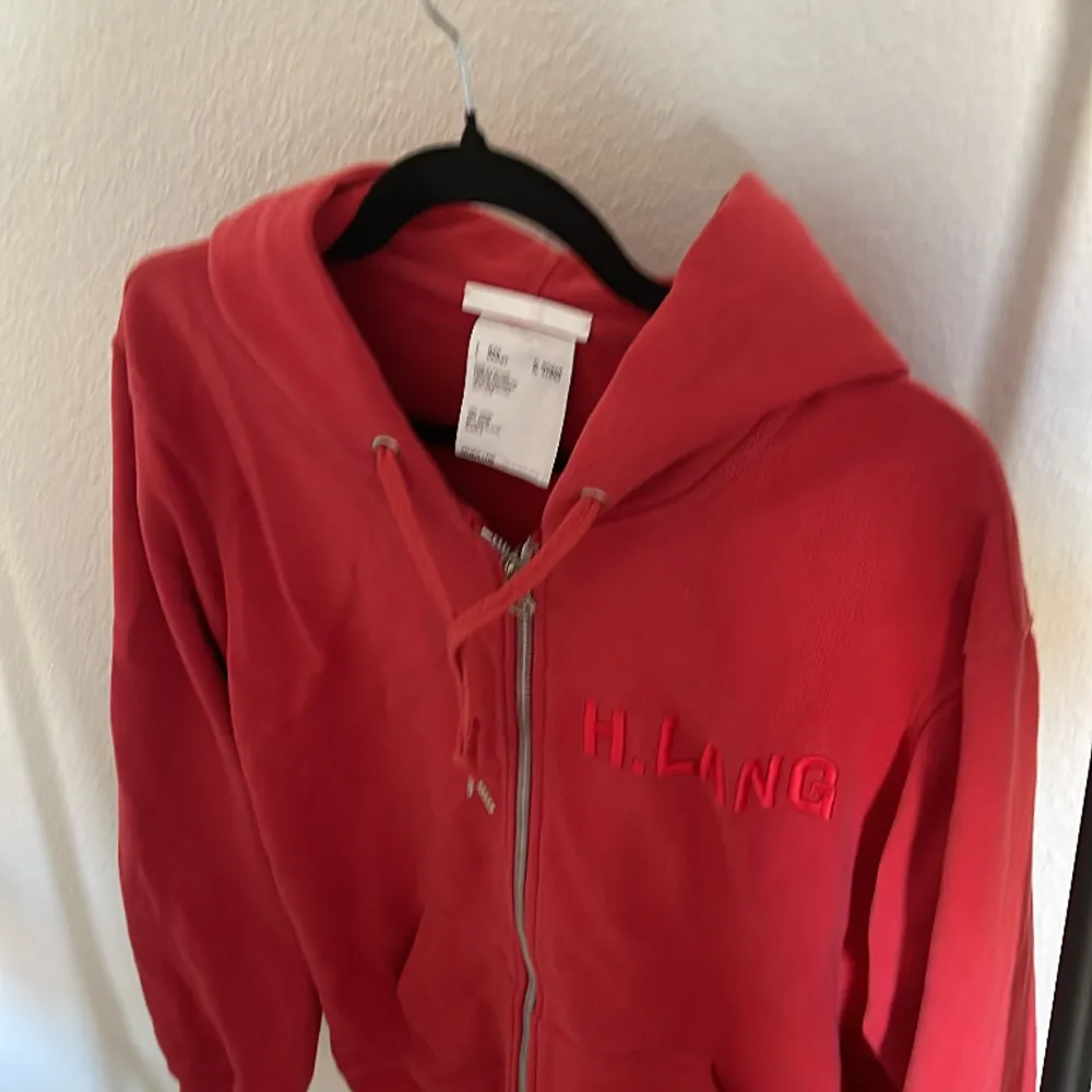 Röd Helmut Lang hoodie i ny skick köpt på Johnells för 3199kr. . Hoodies.