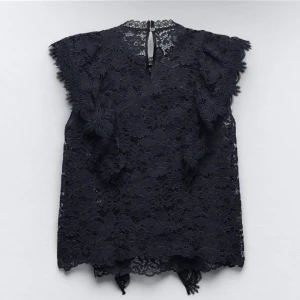 Spetstopp  - super snygg spetstopp som är slutsåld  på hemsidan. Endast andvänd cirka 2 gånger, så den är alltså i väldigt bra skick💘