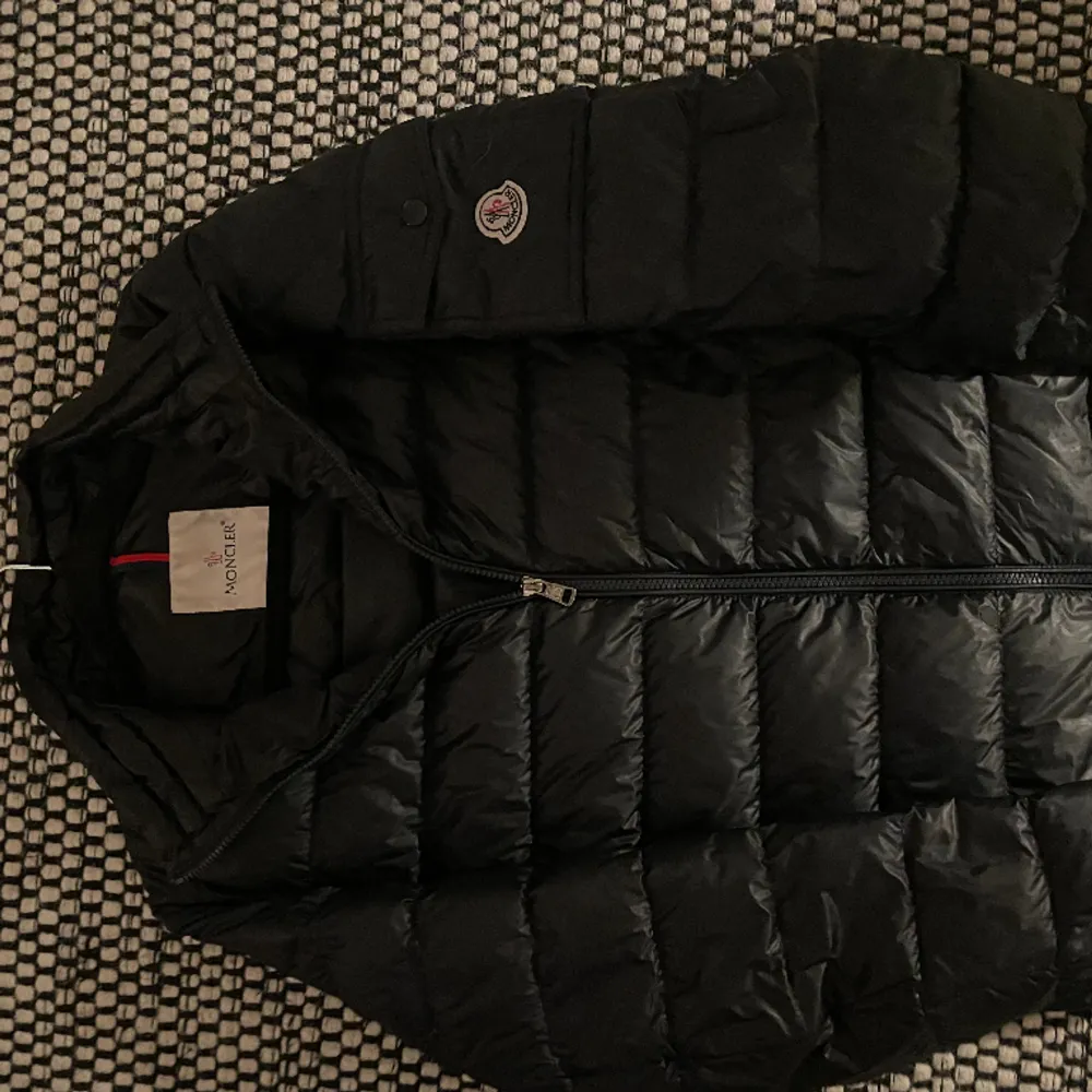 Hej, säljer denna moncler jacka i mycket fint skick. Köptes för några år sedan och säljs inte längre. Kvitto finns. Perfekt nu till våren! Öppen för byten och har du fler frågor så är det bara att höra av dig.. Jackor.