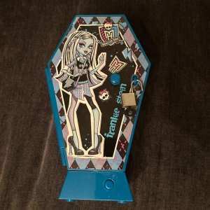 Monster High  - Ett monster High skåp med fungerande lås och det kommer ljud om man trycker på knappen. 