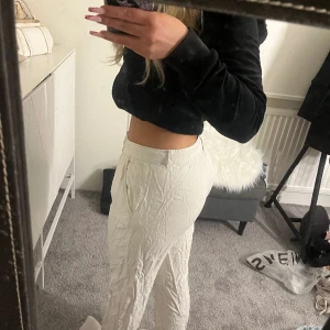 lågmidjade linnebyxor  - lågmidjade linnebyxor ifrån lager 157, sitter perfekt på mig som har storlek 36/, S och är 1,57! skriv t mig om du har frågor eller är intresserad.☺️