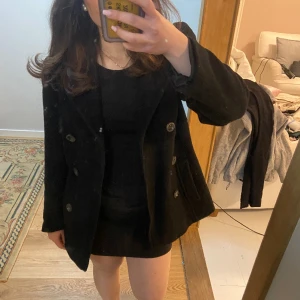 kappa - jättefin mellan-lång svarta kappa, använd men i bra skick🫶