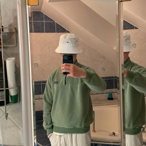 Bucket hat - Säljer ytligare en till bucket hat av Tommy hilfiger, helt oanvänd, väldigt bra skick, pris kan diskuteras bara o höra av sig 