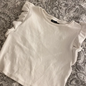 Sommar tröja - Jätte fin tröja me volanger på axlarna, kort tröja! Köppt från ZARA 179kr