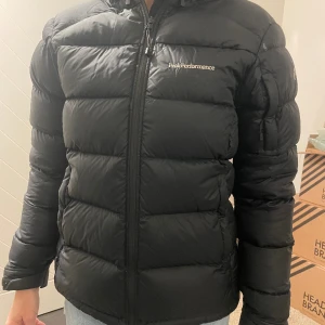 Frost down jacket dam - Säljer denna fina jackan då den tyvärr blivit för liten. Jackan är i storlek s och är i fint skick, använd ett par gånger men i väldigt bra skick💗nypris 4200, säljer för 800. Frakt tillkommer. Skriv privat för fler bilder. 