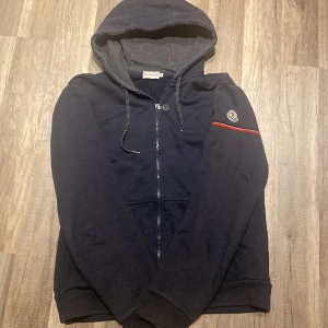 Moncler hoodie  - En fin moncler hoodie i fint skick 8/10 storlek L men passar som M, Fick den i julklapp så tyvärr inget kvitto men den är äkta  