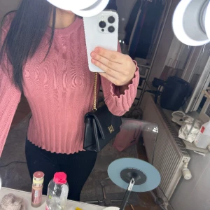 H&M tröja  - Jätte gullig tröja från H&M, den finns inte längre kvar.. hittade i garderoben men vill bli av med den eftersom jag rensar. Inga skador osv på den💕