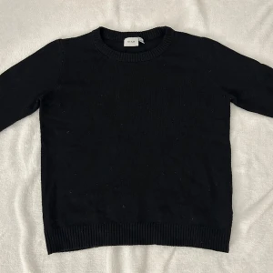 Stickad tröja  - Säljer min stickade tröja då jag redan har en likadan. Lite nopprig