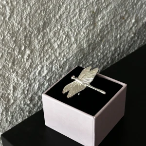 Ioaku ring  - Superfin ioaku ring i silver! ❤️ Den har en slitning i själva ringen som inte är synlig.