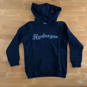 Marinblå hoodie i ullmix - Marinblå hoodie från Hydrogen i ullmix, stl XL