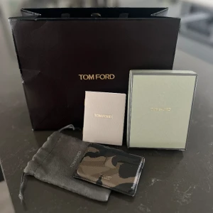 Tom Ford  - Plånbok/korthållare i camouflage från Tom Ford! Påse, tygfodral, låda och äkthetsbevis medföljer! Nypris:3400kr 