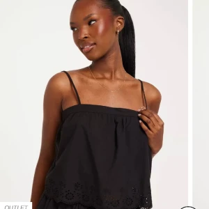 Svart blus  - Säljer denna blusen från Nelly som är super fin men kommer tyvärr inte till användning. Skriv för fler bilder🥰