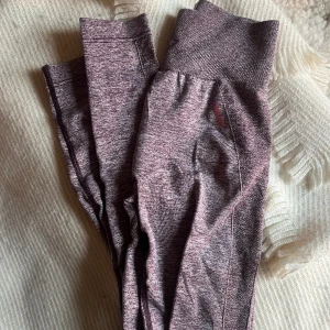 Gymshark tight  - Träningstights från gymshark i en fin lila färg. Endast använda ett fåtal gånger så mycket bra skick!💜