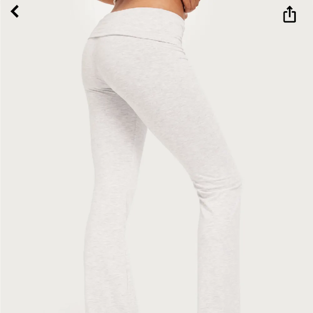 Ljusgråa yoga pants från Nelly använda en gång. I storlek S 💕. Jeans & Byxor.