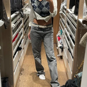 Bälte - Säljer mitt super fina bälte. Passar mig utmärkt som är en xs/s. Älskar färgen då den sticker ut och gör outfiten snyggare💓