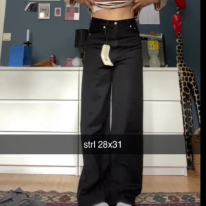 Levis Jeans - Svarta Levis jeans Bilderna är tagna när jag köpte dem, nu har de dock blivit lite korta för mig. (Enligt mig (är 162) jag vill att de ska släpa i backen hehe)  ÄLSKAR DOM! Perfekt baggy och midjan är hög/mid beroende på vilken midjestorlek man har 🌞