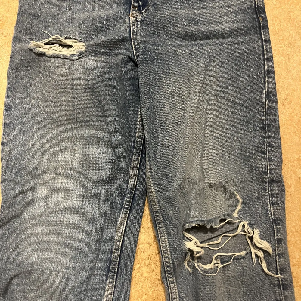 Säljer mina Gina tricot jeans då dem är försmå. Köpta för 500kr använda fåtal gånger. Det är perfect jeans i storlek 32 men i petit modell.  Det är ett hål på ena knät och ett på låret.  Skicka vid frågor . Jeans & Byxor.